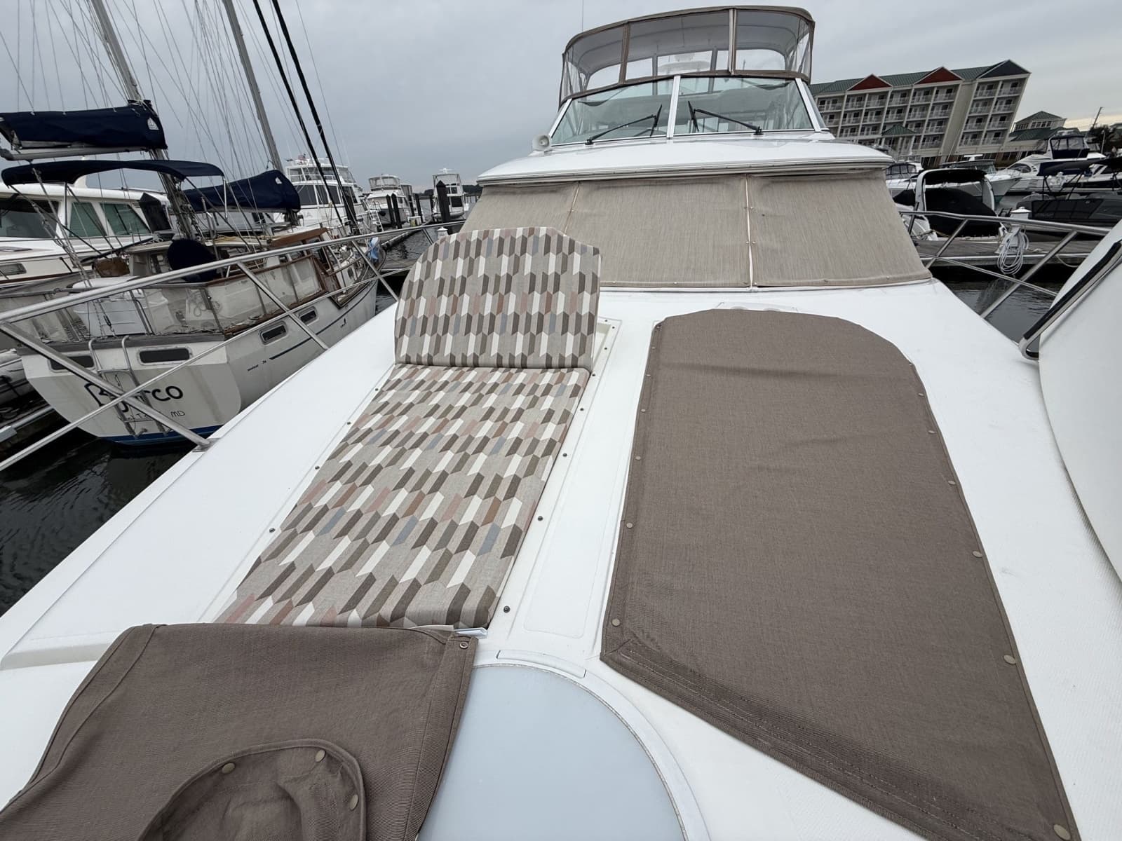 2001 Cruisers Yachts 4450 Express Motor Yacht