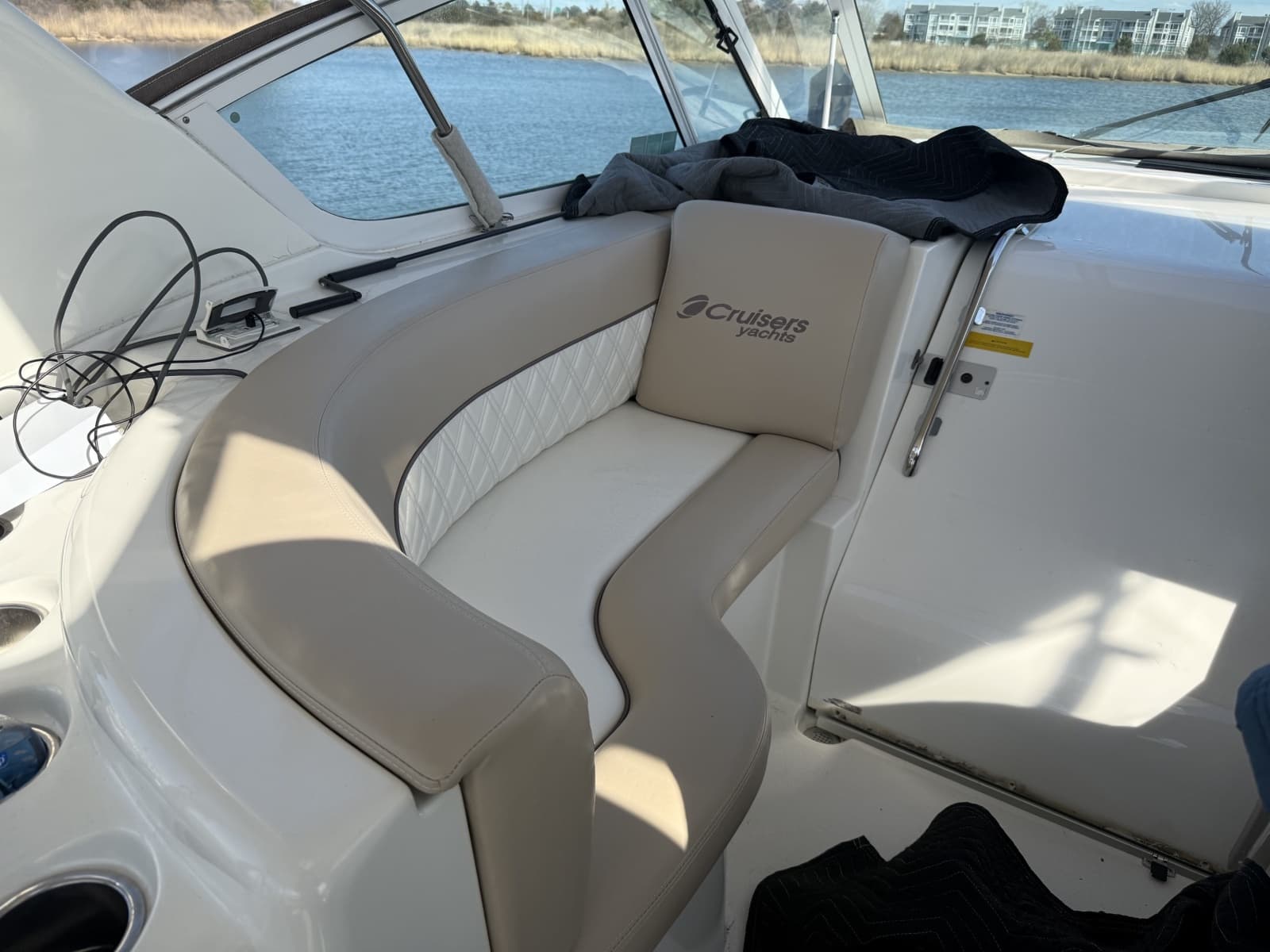 2001 Cruisers Yachts 4450 Express Motor Yacht