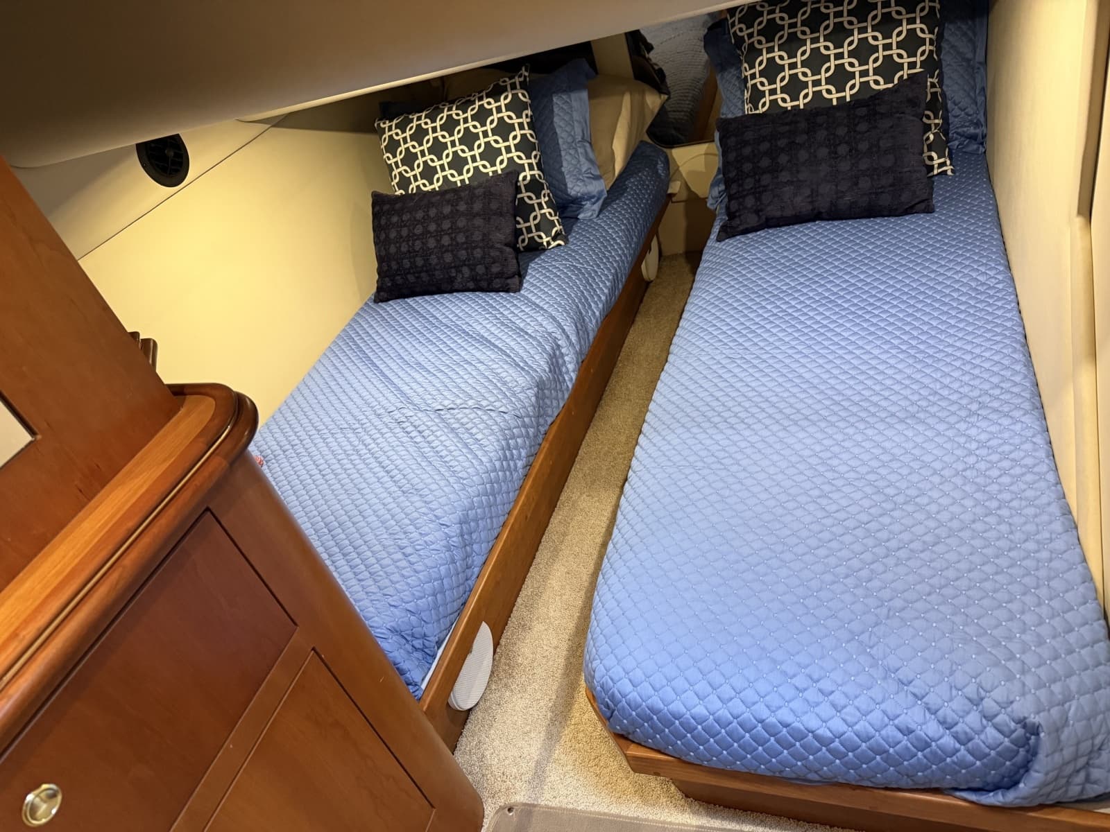 2001 Cruisers Yachts 4450 Express Motor Yacht