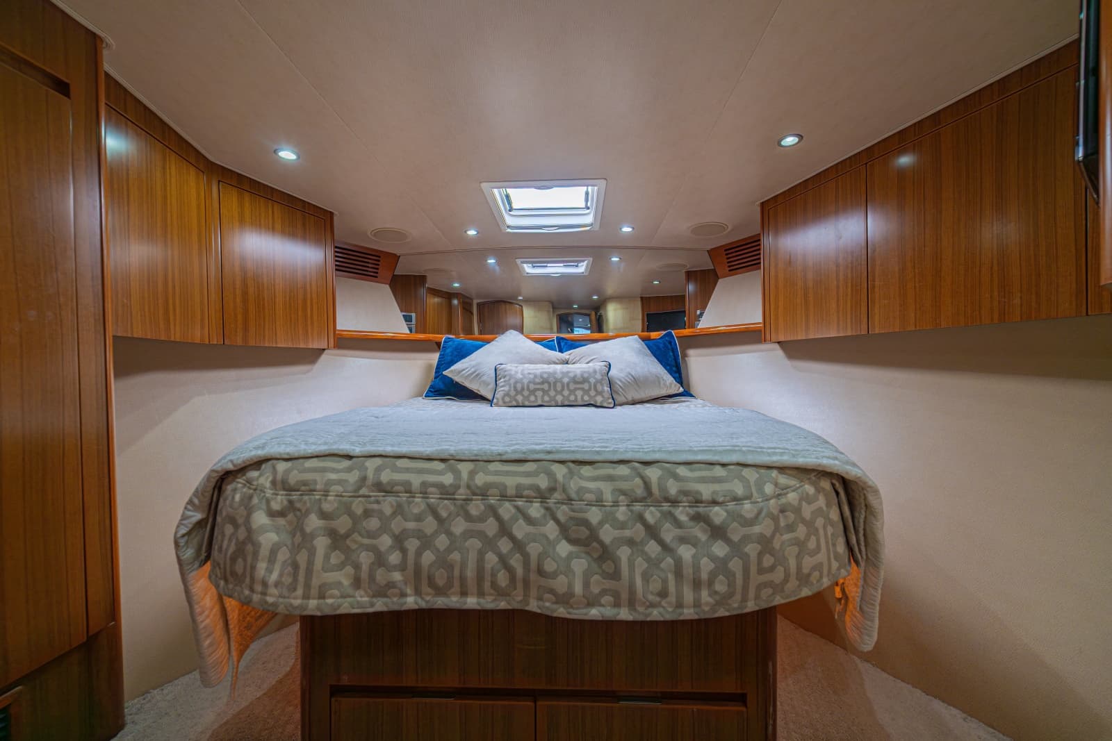 60 Viking Convertible 2012 "Contango" - Stateroom