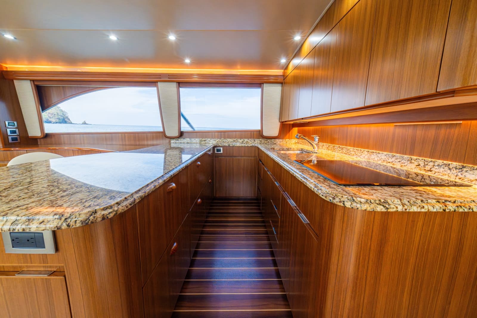 60 Viking Convertible 2012 "Contango" - Galley