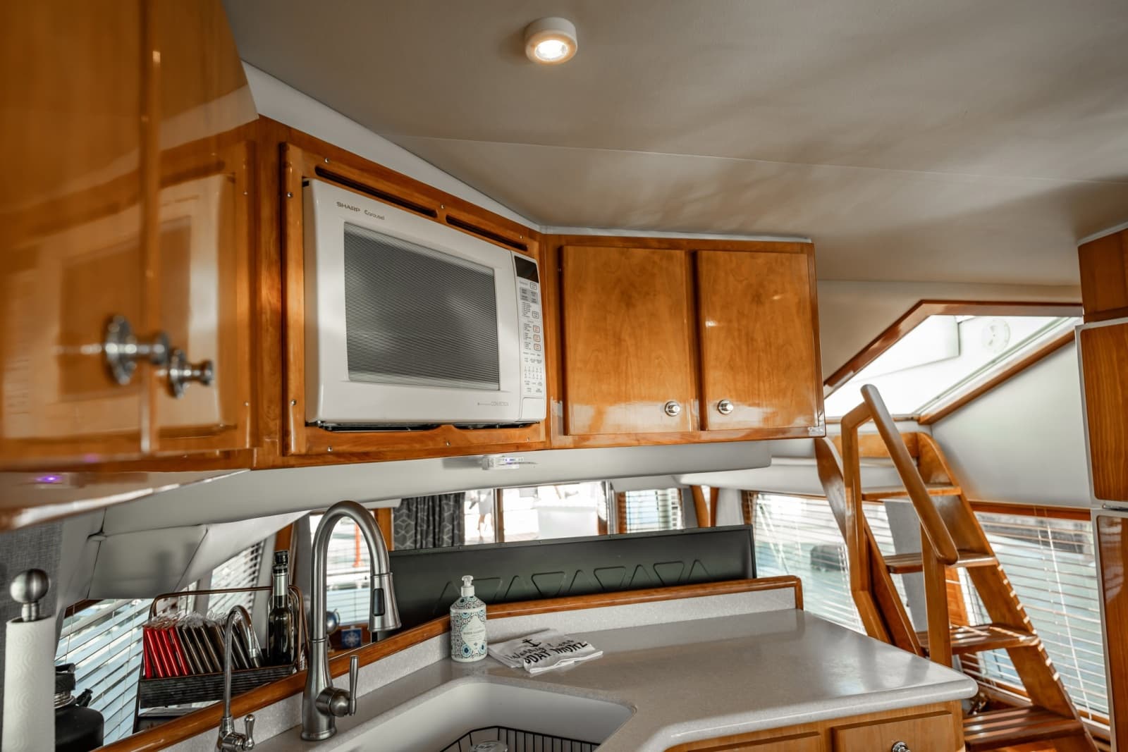 2004 Navigator 5700 Rival Pilothouse