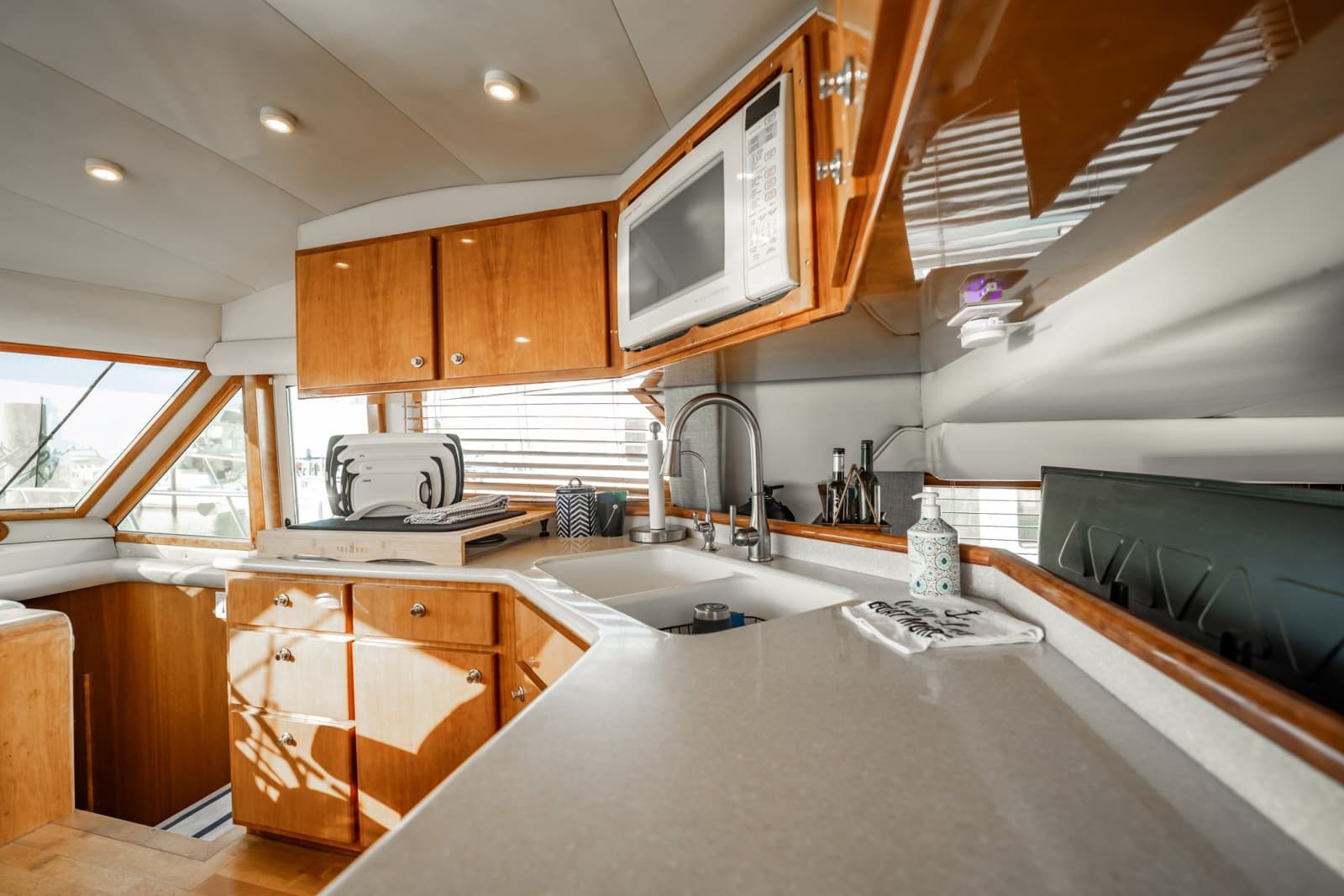 2004 Navigator 5700 Rival Pilothouse