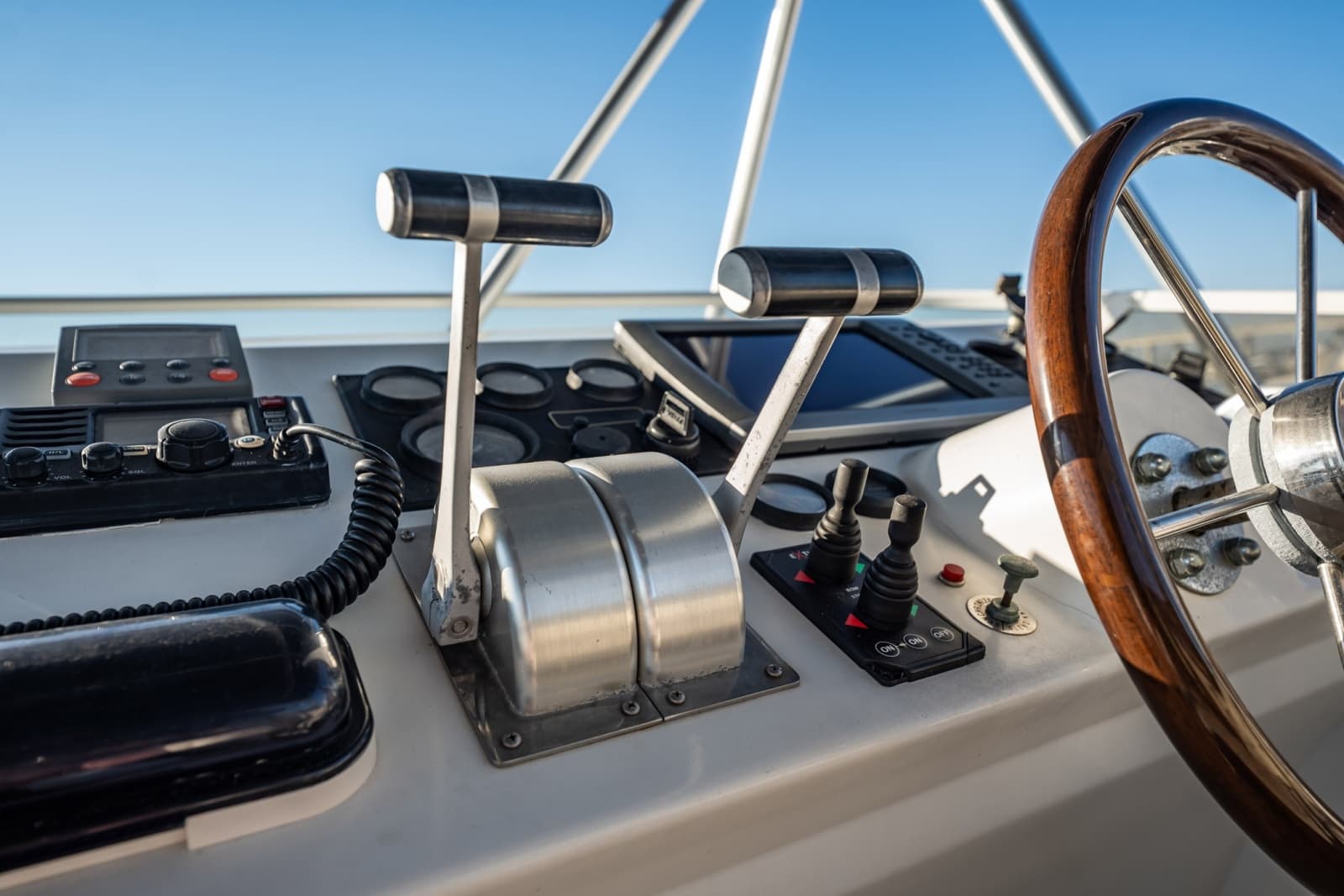 2004 Navigator 5700 Rival Pilothouse