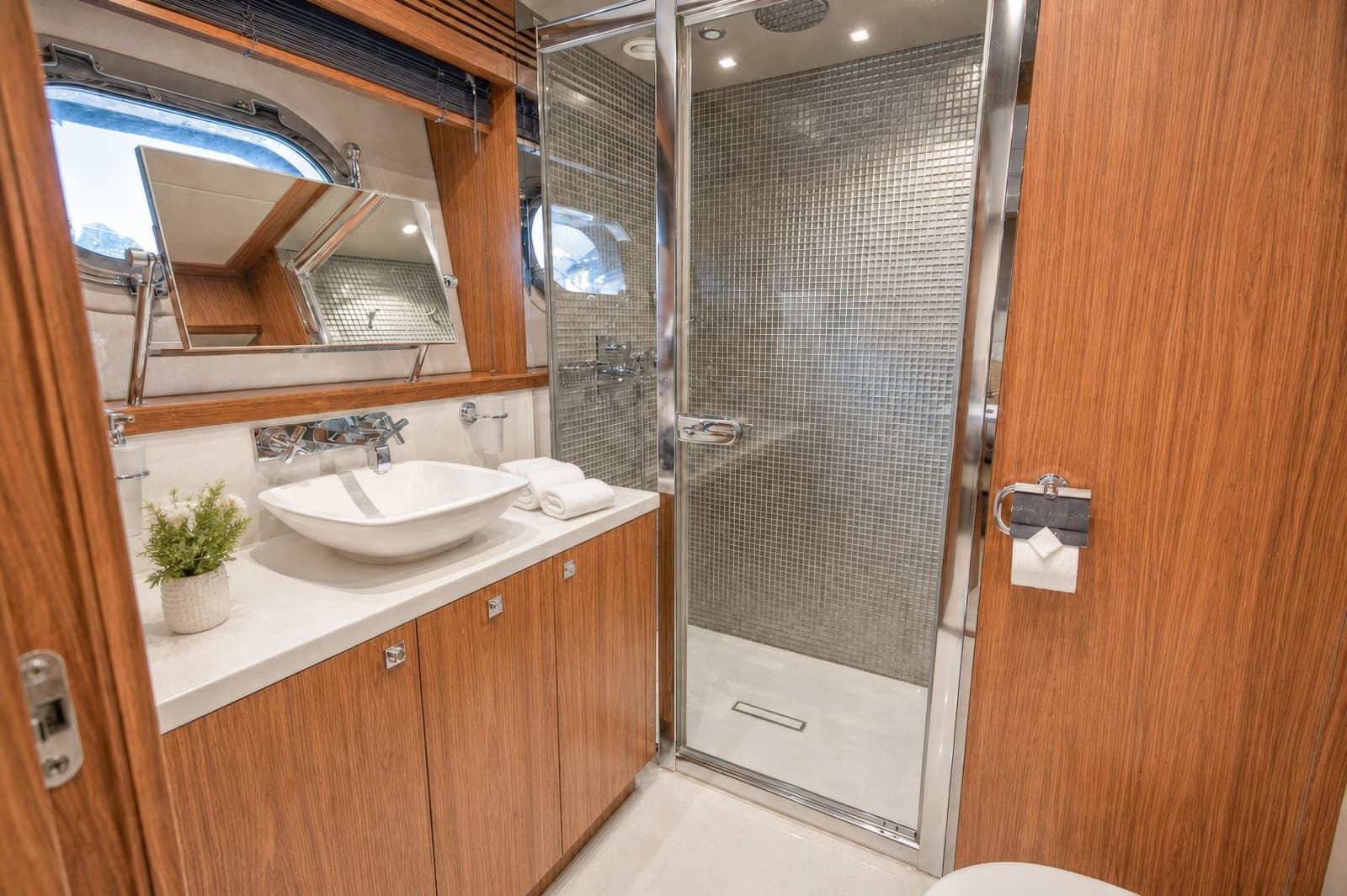 2014 Sunseeker 131 - Photo 32