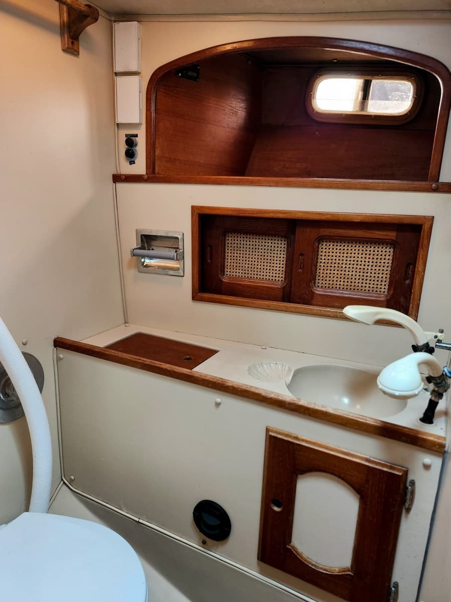 1988 Gulf Pilothouse 32