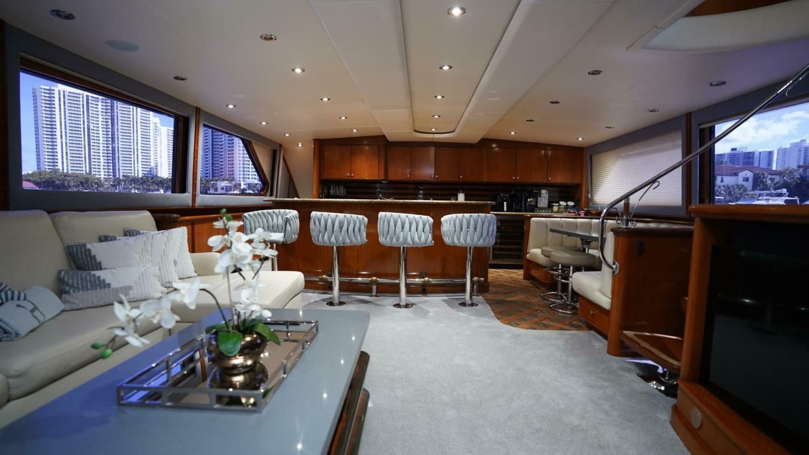 2005 Sea Force IX Enclosed Flybridge