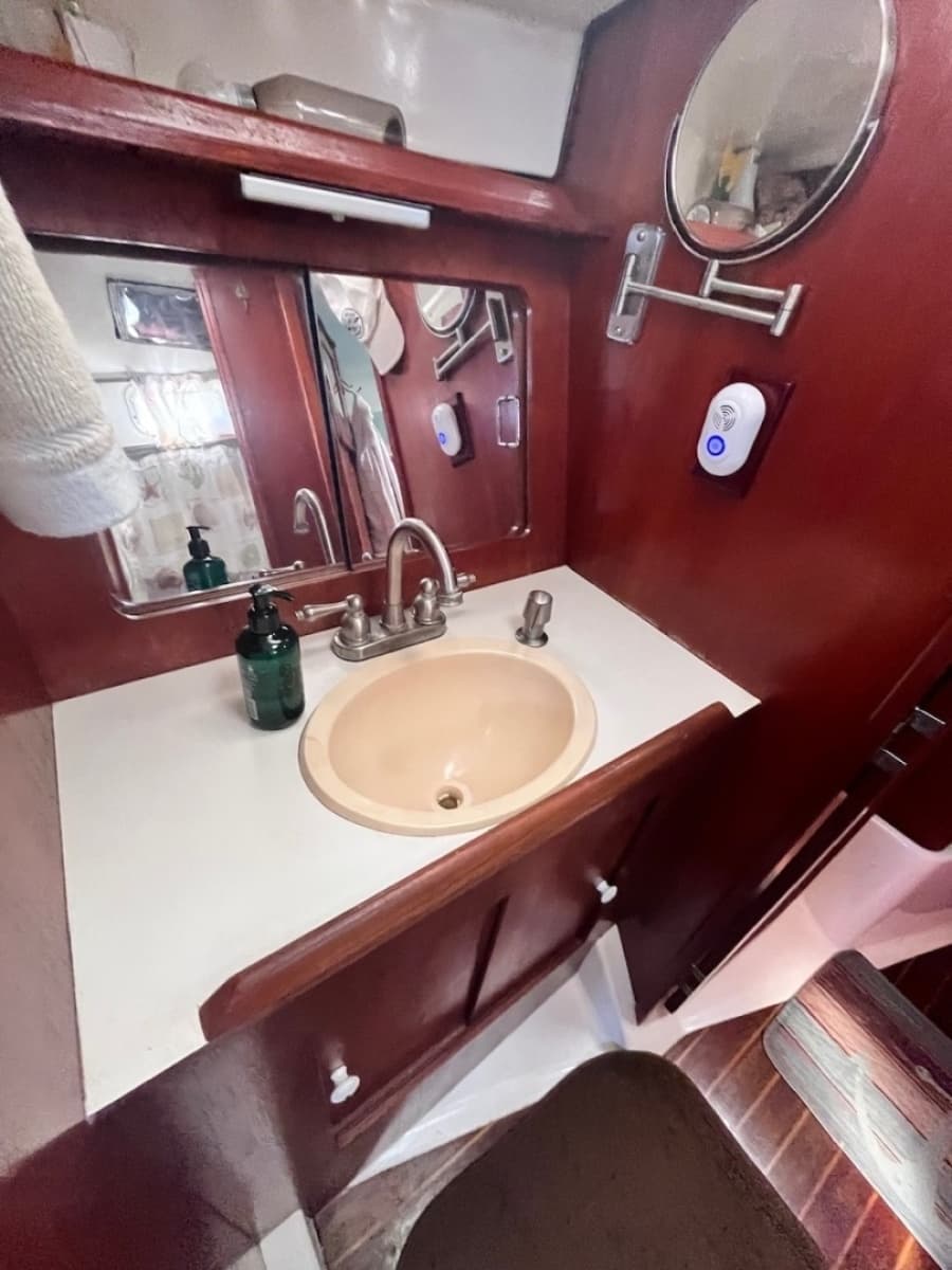 1983 Hunter 34 - Photo 33