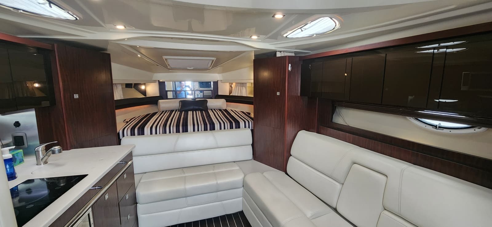 2015 Monterey 335 Sport Yacht