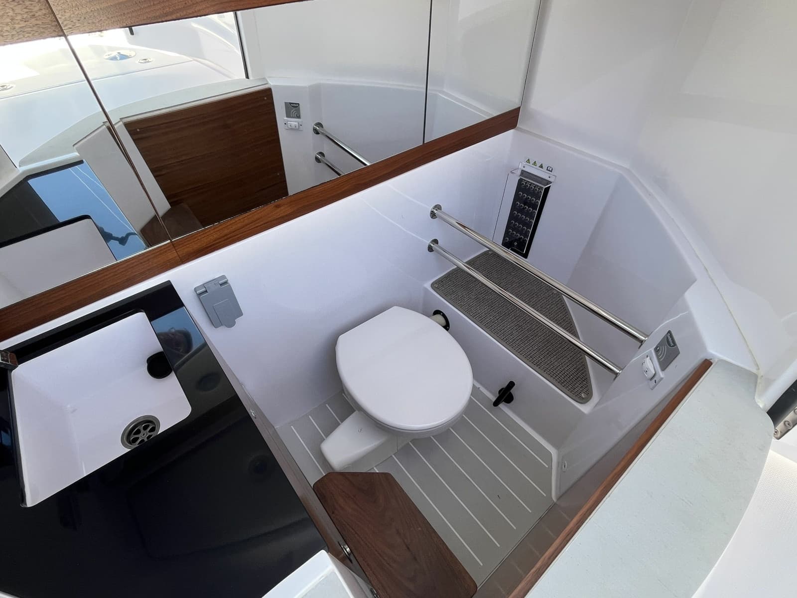 2023 Axopar 28 CABIN