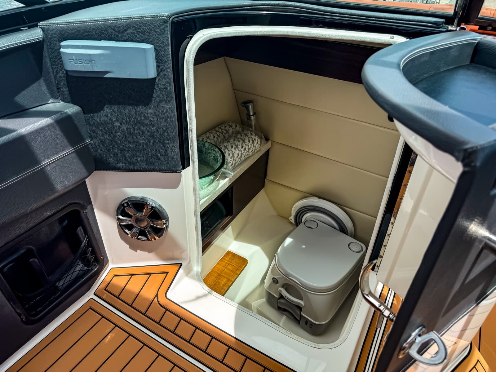 2017 Regal 2800 Bowrider - Photo 24