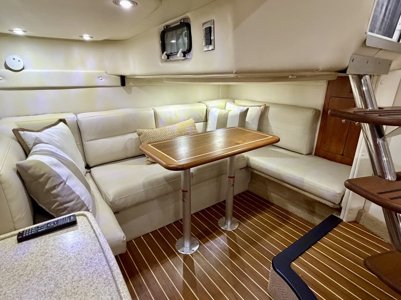 2007 Rinker 350 Express Cruiser