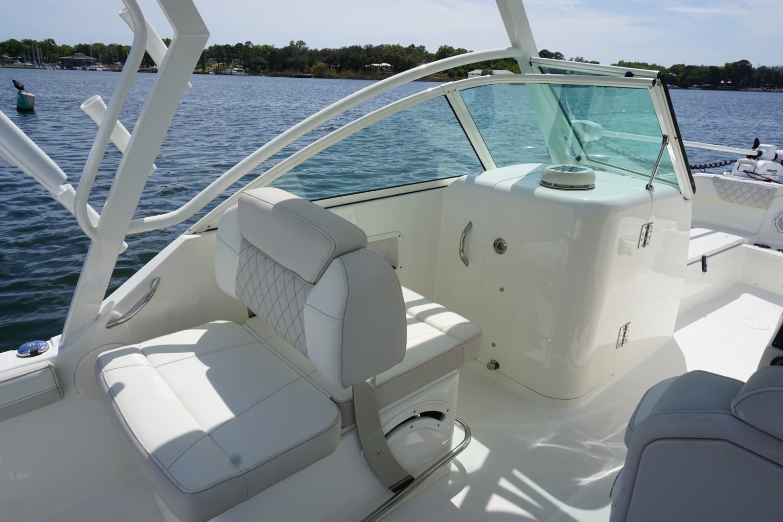 2024 23 World Cat 230 DC Port Helm Seat (1)