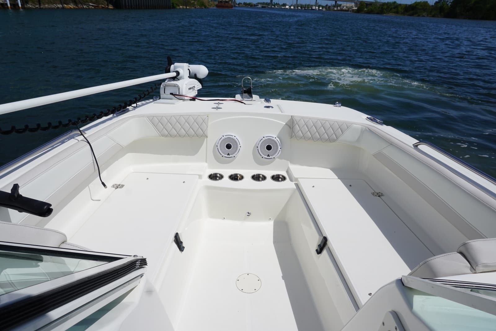 2024 23 World Cat 230 DC Transom Seating (6)