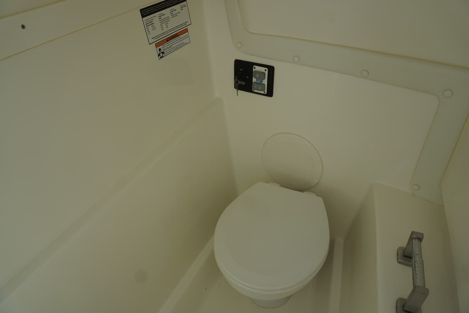 2024 23 World Cat 230 DC Head Compartment (4)