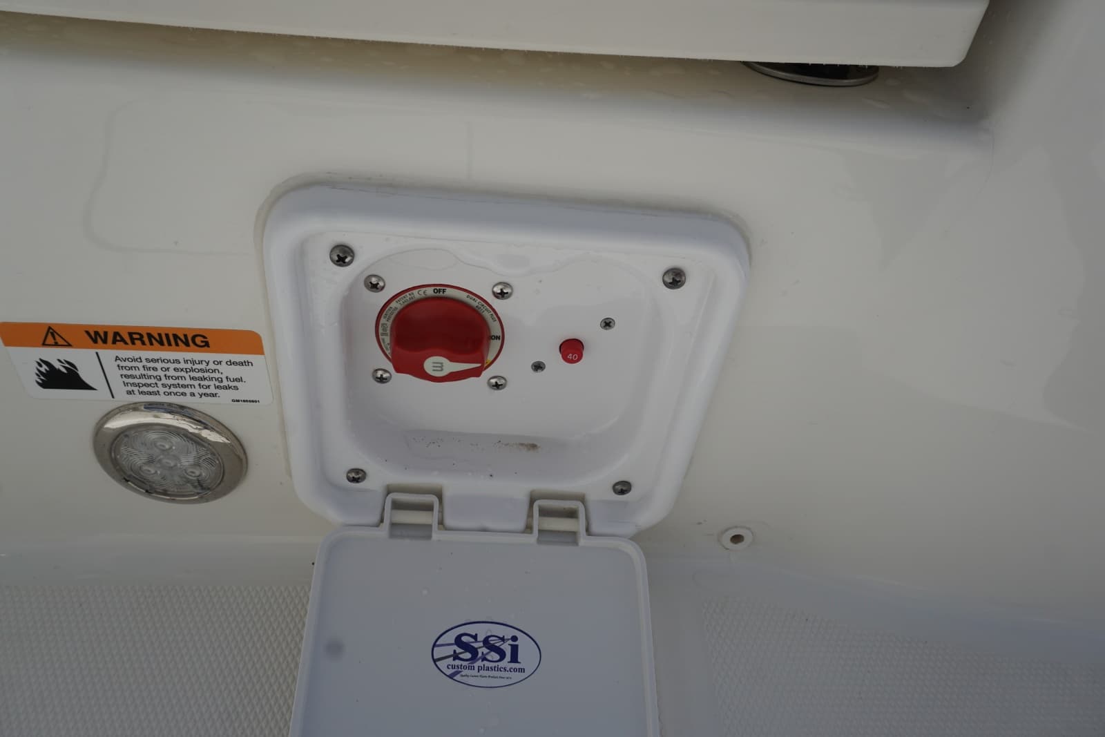 2024 23 World Cat 230 DC Battery Switch