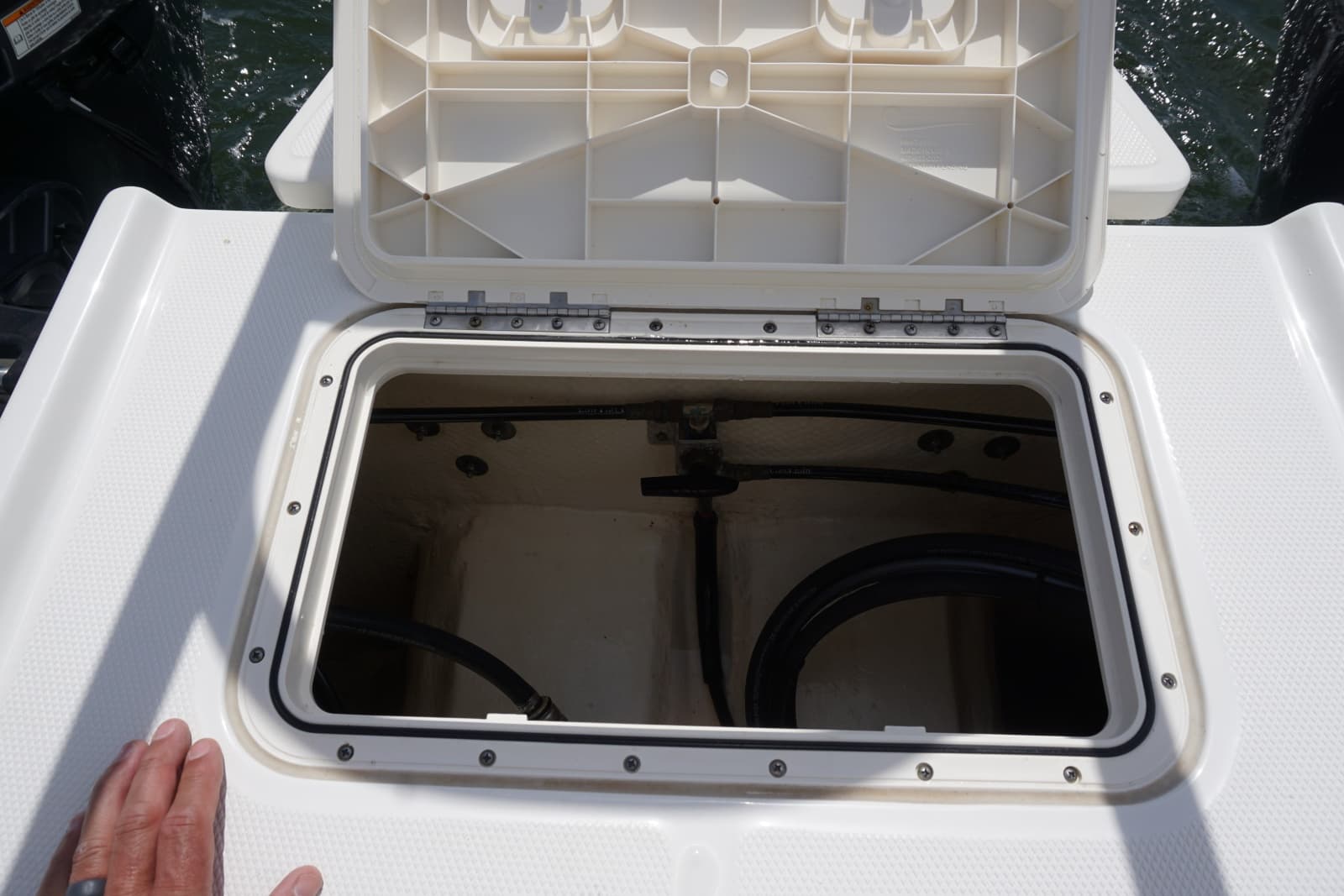 2024 23 World Cat 230 DC Aft Bilge Compartment (7)