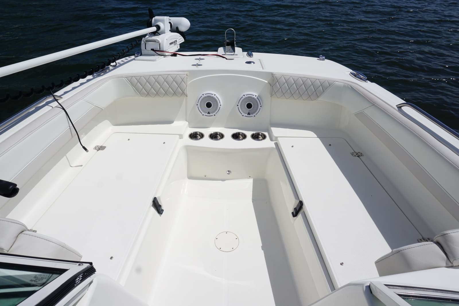 2024 23 World Cat 230 DC Transom Seating (3)