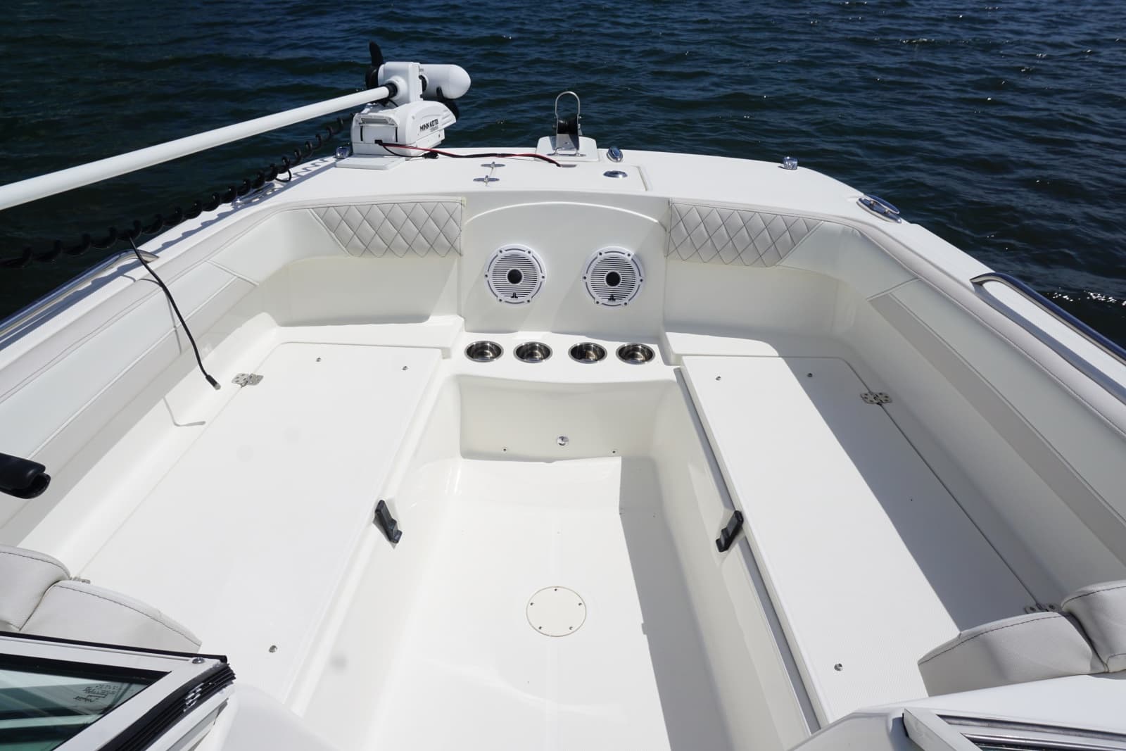 2024 23 World Cat 230 DC Transom Seating (2)