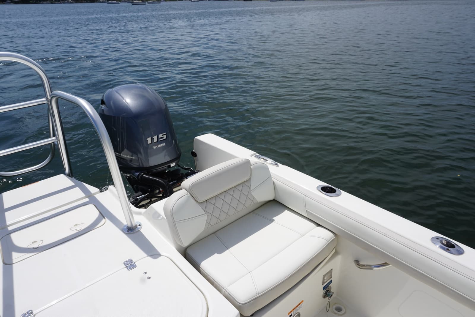 2024 23 World Cat 230 DC Transom Seating (1)