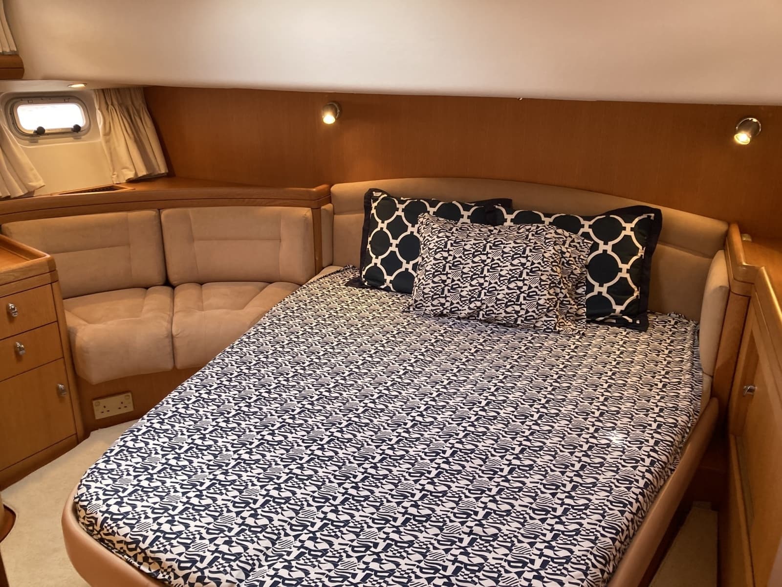2008 Oyster 56 Deck Saloon - Photo 44