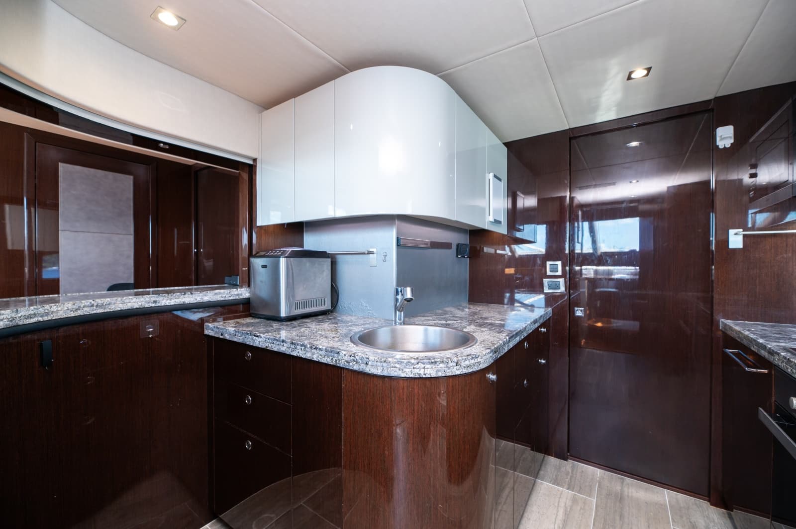 2017 Sunseeker 86 Yacht - Photo 38