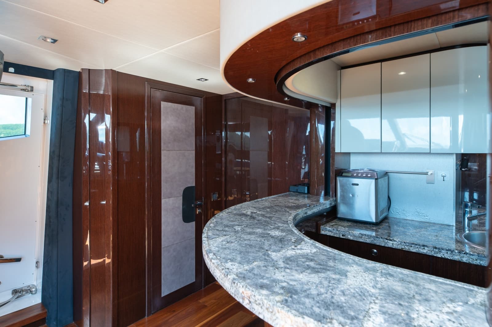 2017 Sunseeker 86 Yacht