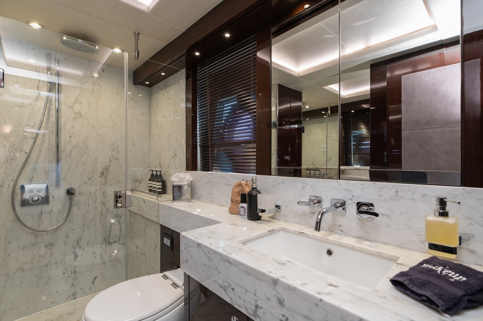 2017 Sunseeker 86 Yacht