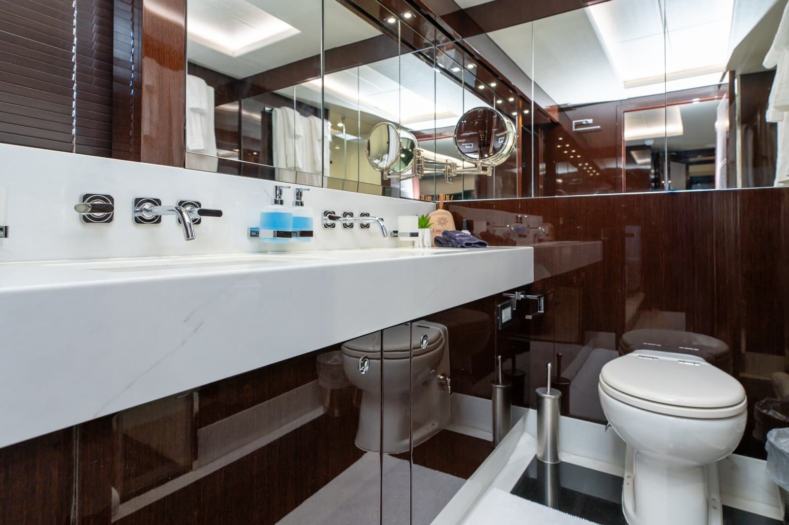 2017 Sunseeker 86 Yacht