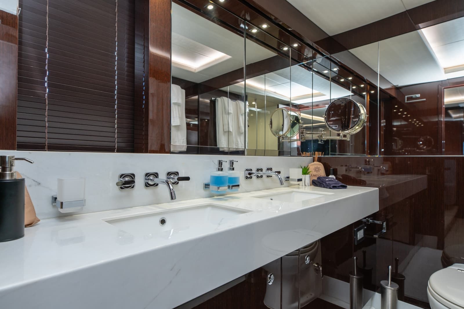 2017 Sunseeker 86 Yacht