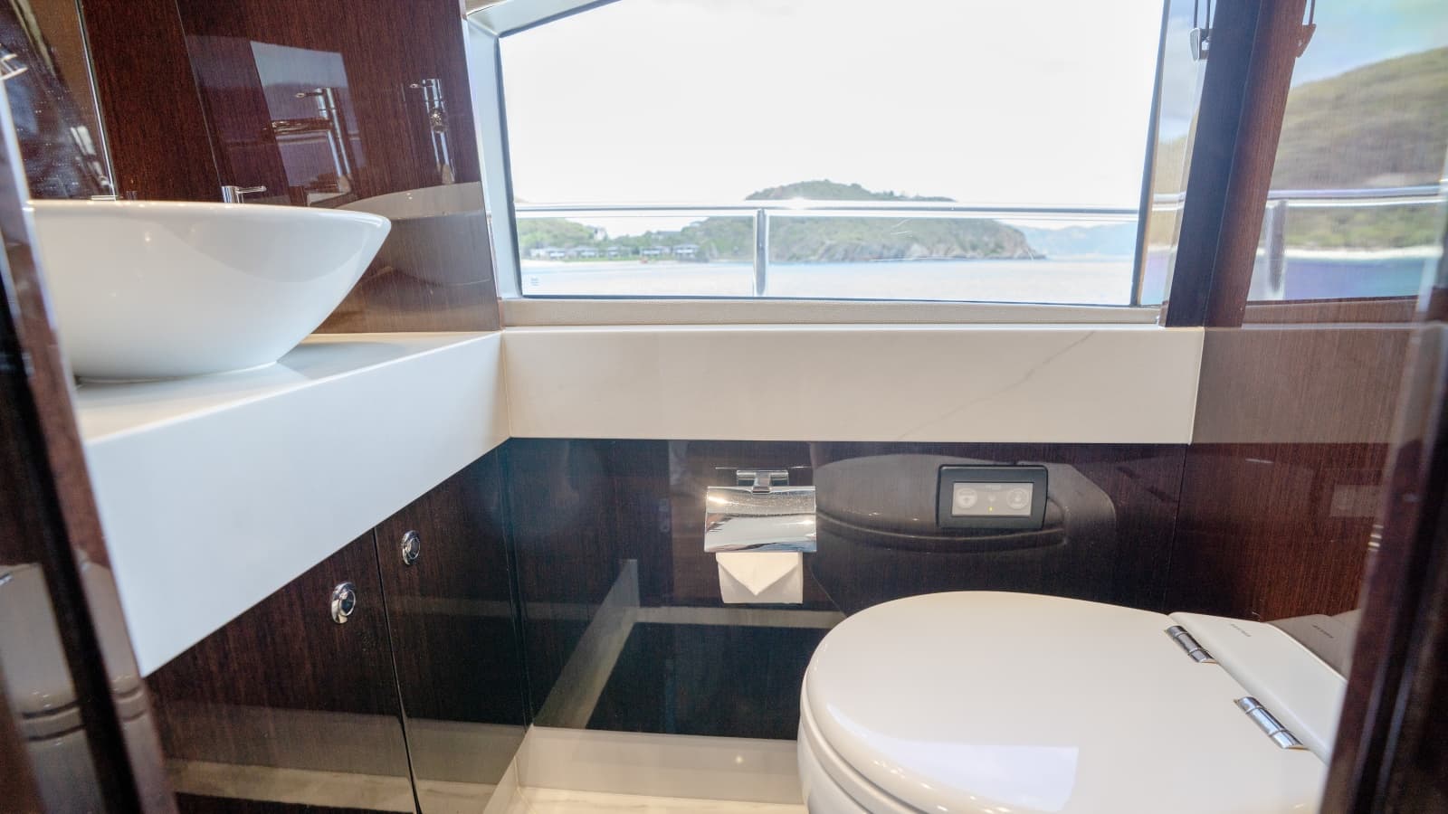 2017 Sunseeker 86 Yacht - Photo 35