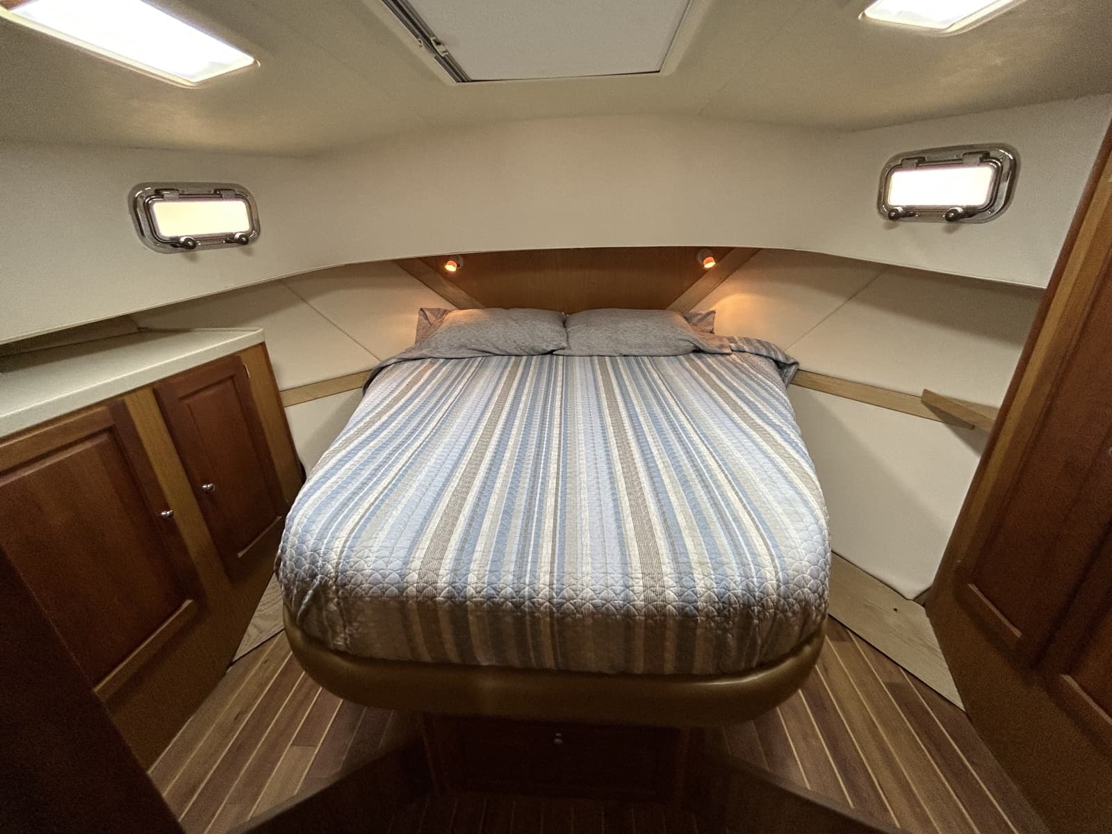 40 Mainship master stateroom