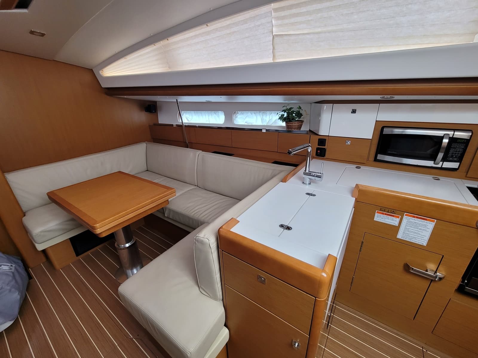 2017 Jeanneau Sun Odyssey 44 DS
