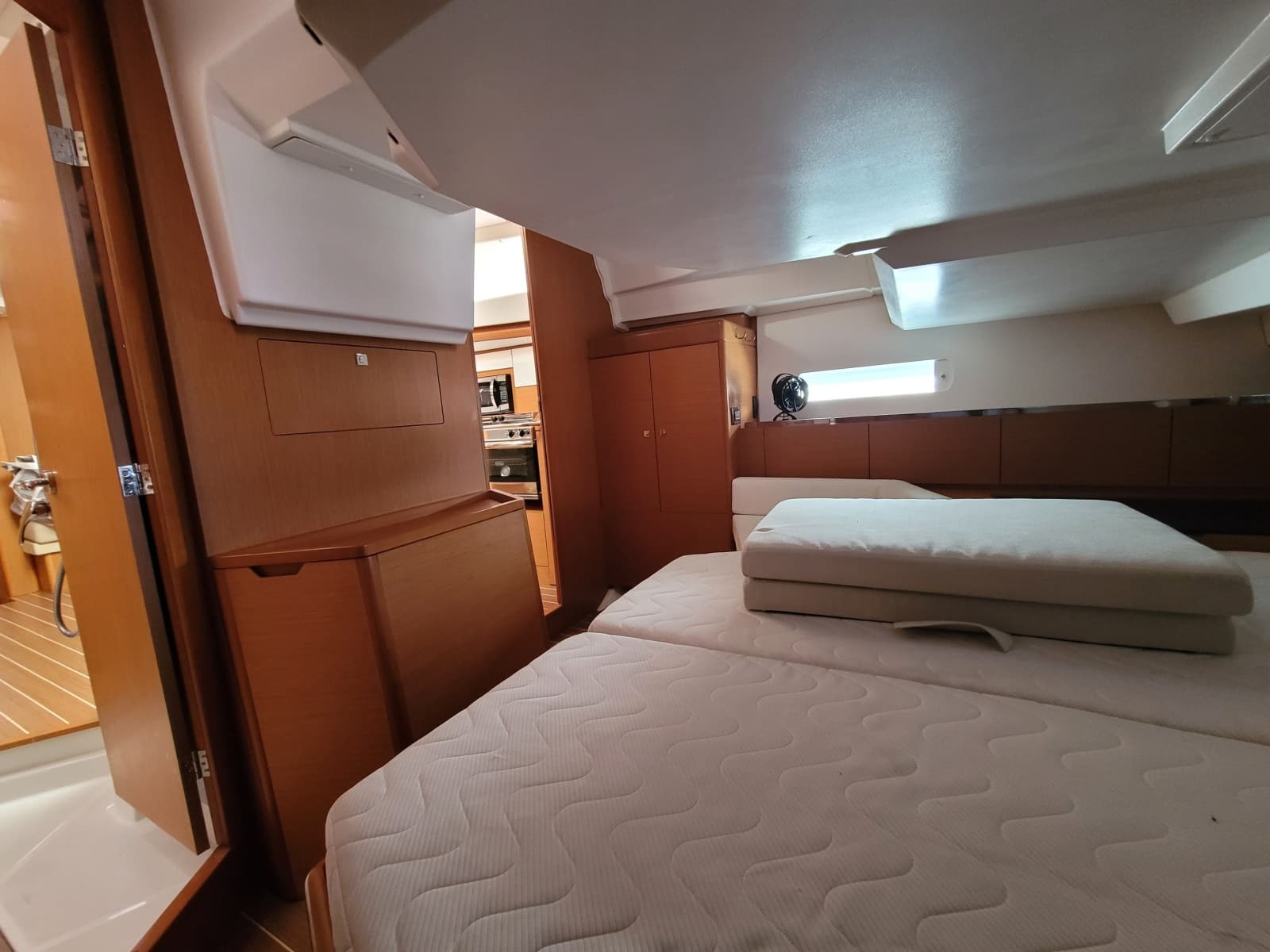 2017 Jeanneau Sun Odyssey 44 DS