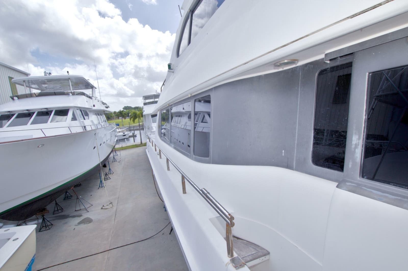 1998 Lazzara Yachts 76 Skylounge Grand Salon - Photo 71