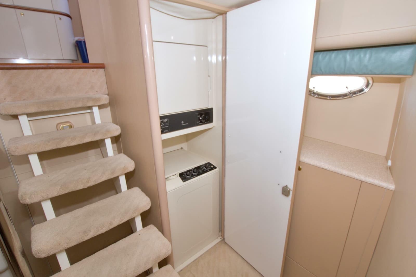 1998 Lazzara Yachts 76 Skylounge Grand Salon - Photo 87