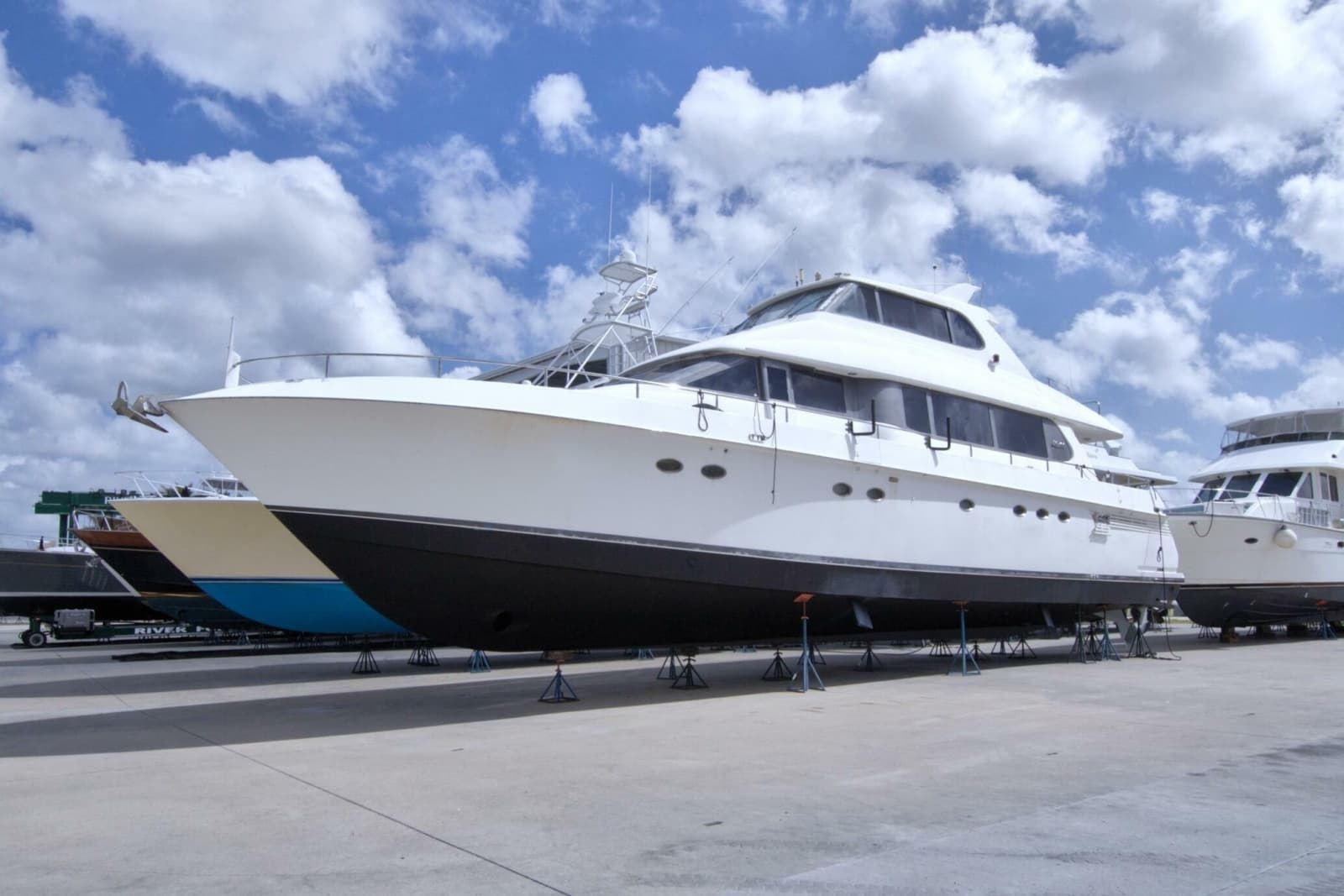 1998 Lazzara Yachts 76 Skylounge Grand Salon - Photo 133