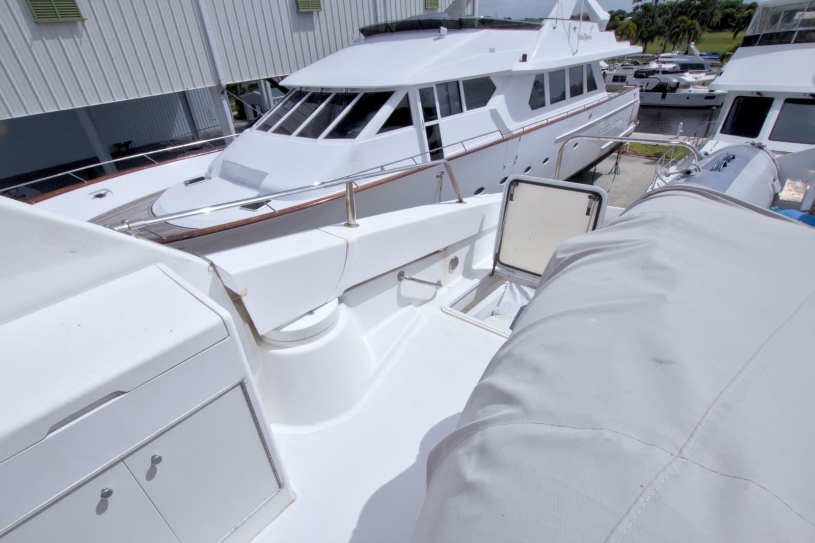 1998 Lazzara Yachts 76 Skylounge Grand Salon - Photo 63