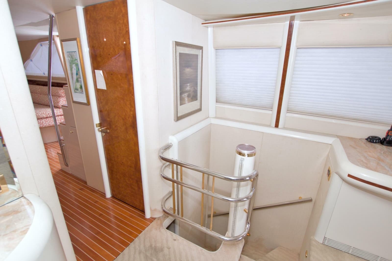 1998 Lazzara Yachts 76 Skylounge Grand Salon - Photo 46