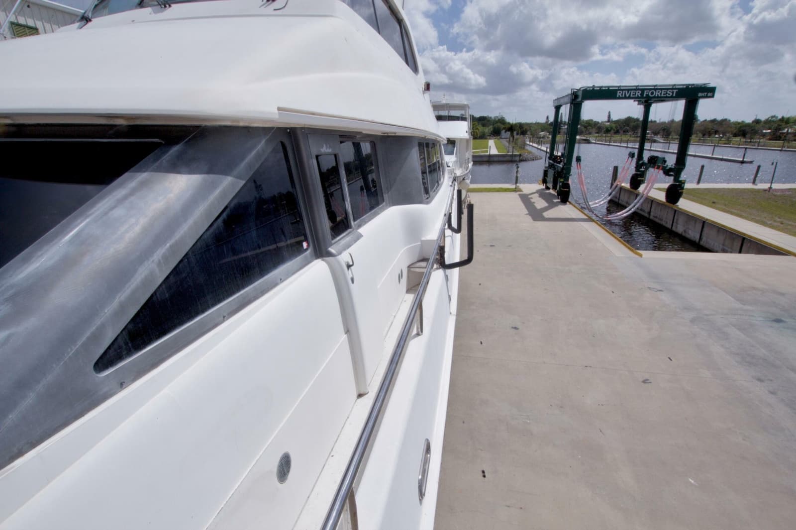 1998 Lazzara Yachts 76 Skylounge Grand Salon - Photo 81