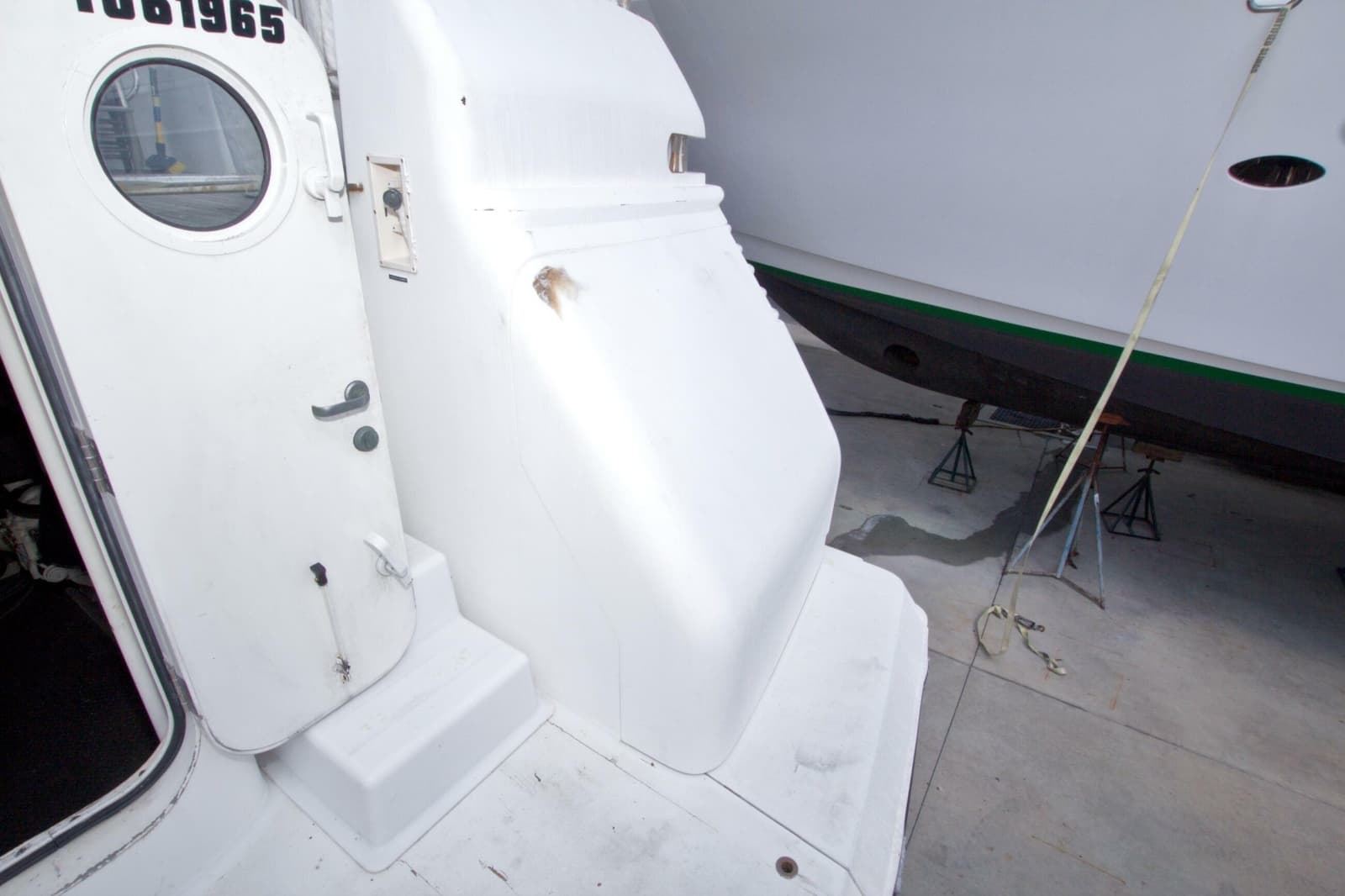 1998 Lazzara Yachts 76 Skylounge Grand Salon - Photo 106