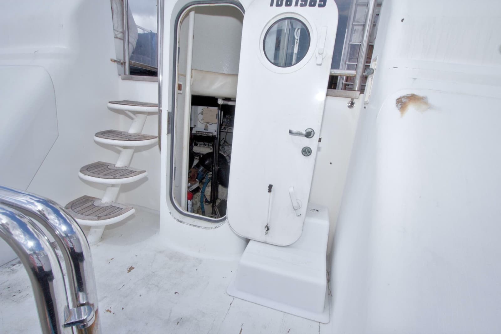 1998 Lazzara Yachts 76 Skylounge Grand Salon - Photo 105