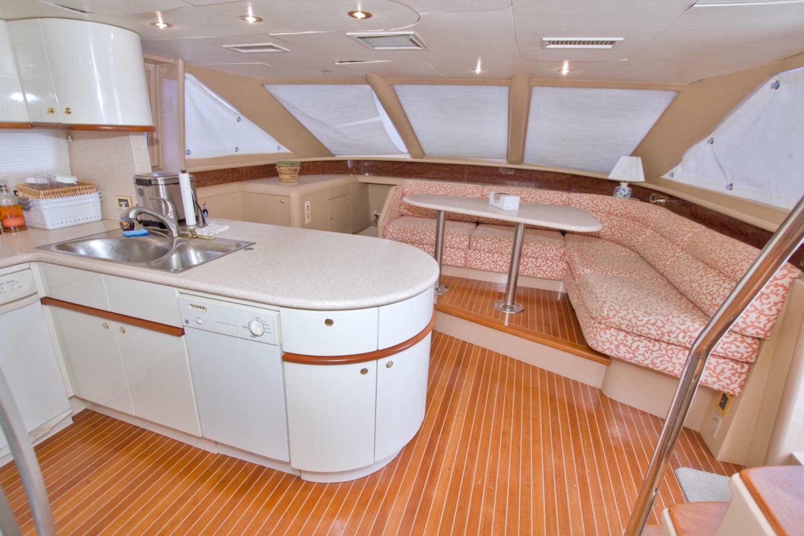1998 Lazzara Yachts 76 Skylounge Grand Salon - Photo 50