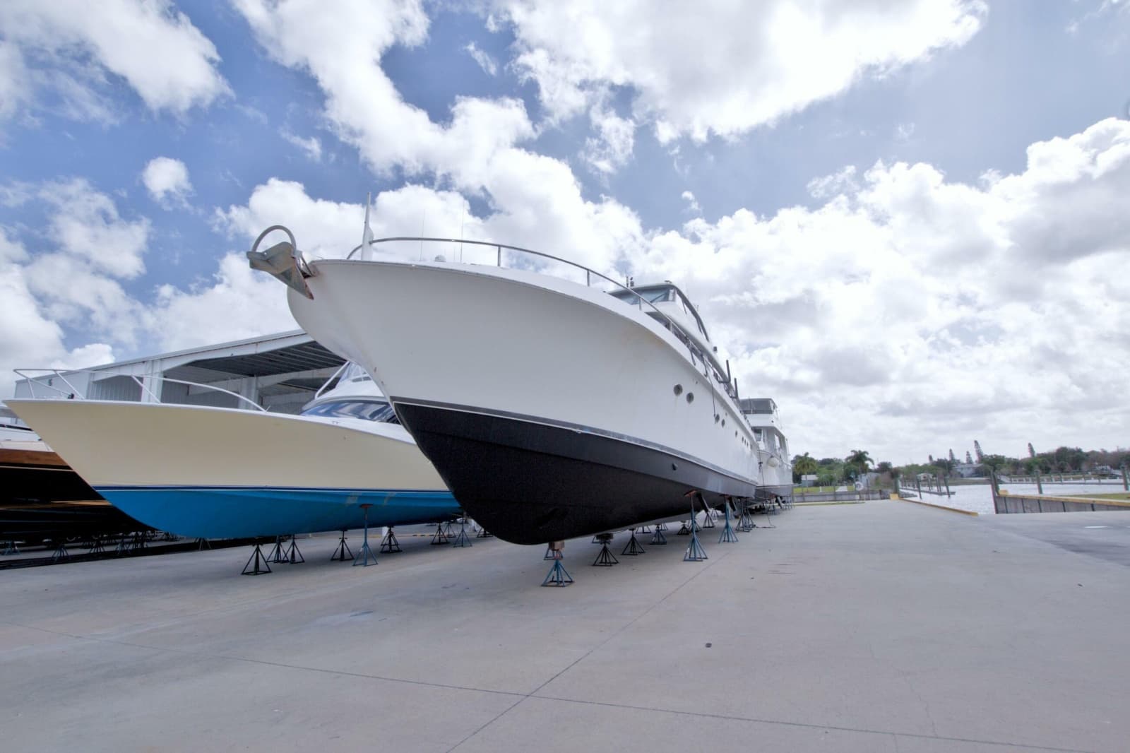 1998 Lazzara Yachts 76 Skylounge Grand Salon - Photo 132