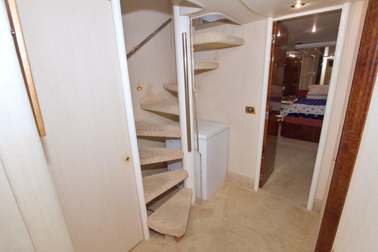 1998 Lazzara Yachts 76 Skylounge Grand Salon - Photo 18