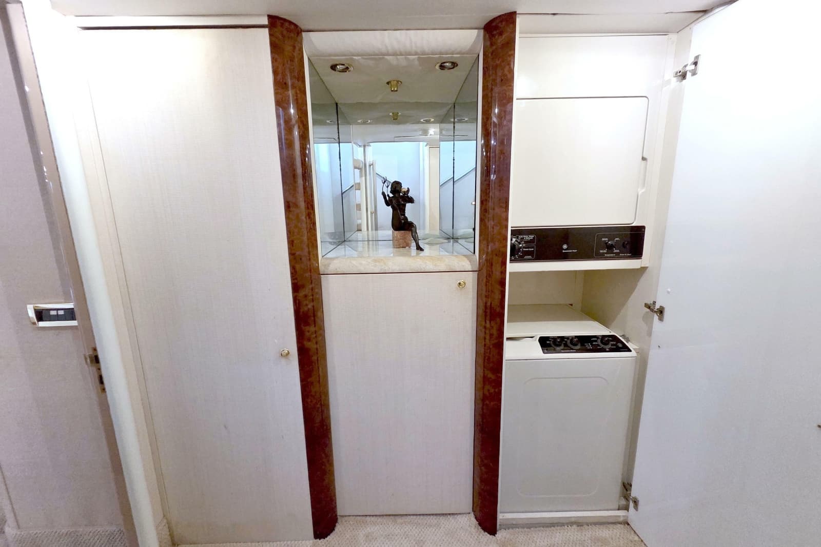 1998 Lazzara Yachts 76 Skylounge Grand Salon - Photo 17