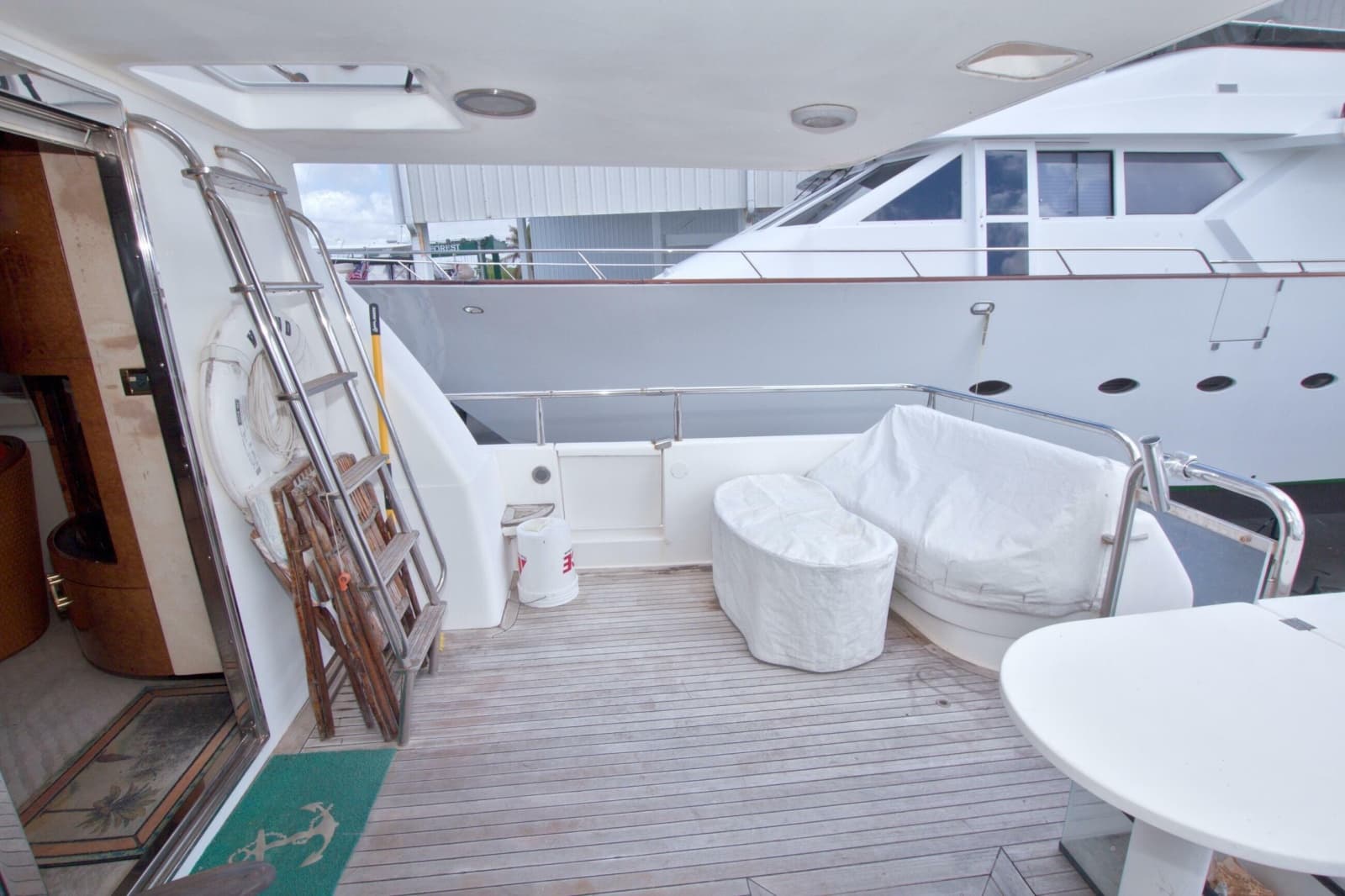 1998 Lazzara Yachts 76 Skylounge Grand Salon - Photo 6