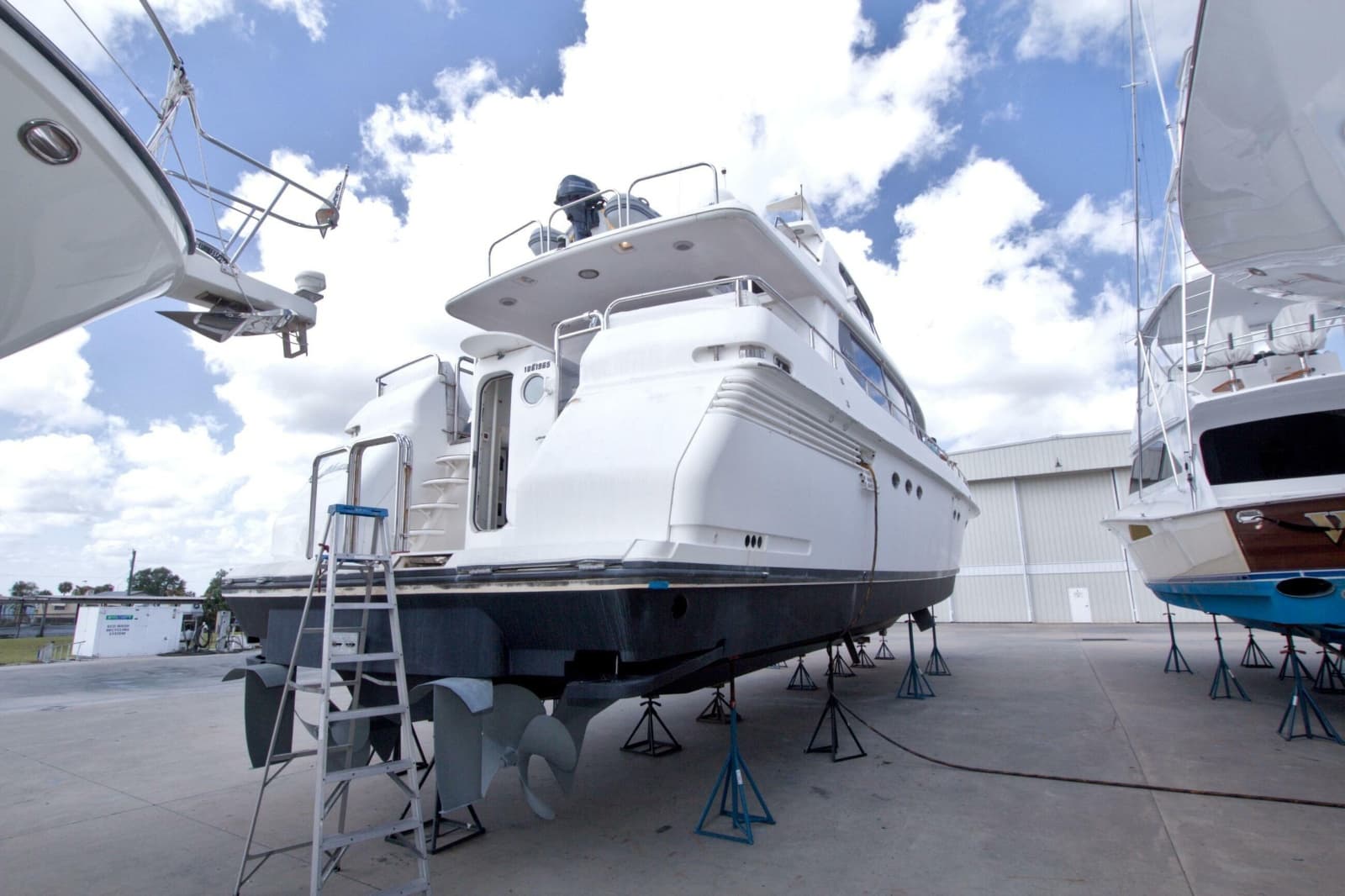 1998 Lazzara Yachts 76 Skylounge Grand Salon - Photo 127