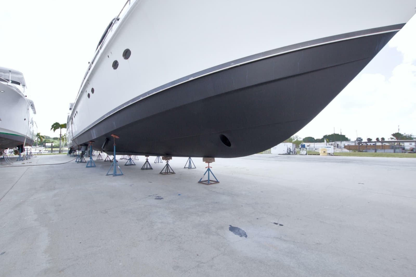 1998 Lazzara Yachts 76 Skylounge Grand Salon - Photo 129