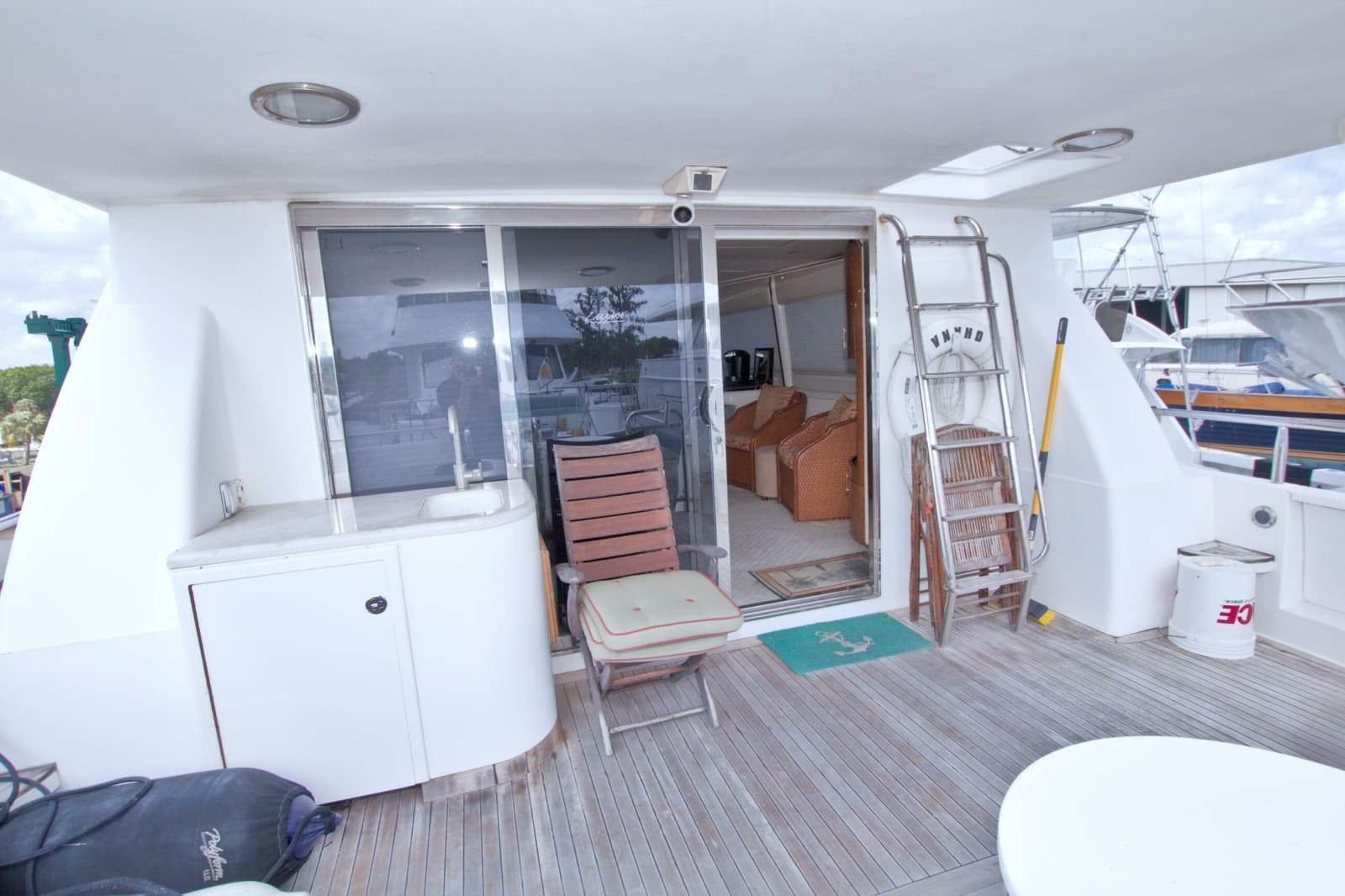 1998 Lazzara Yachts 76 Skylounge Grand Salon - Photo 9